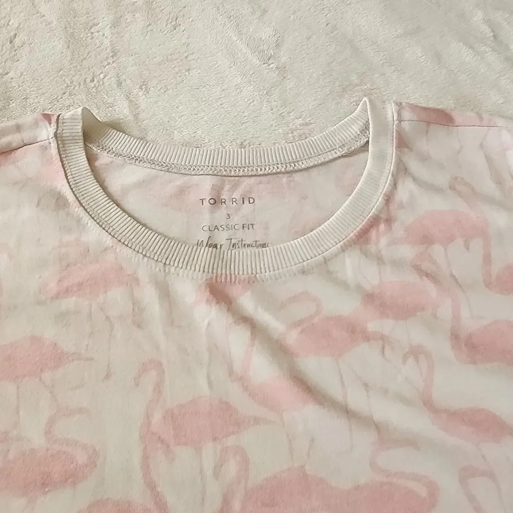 Torrid Classic Fit Size 3 White With Pink Flamingos Shirt Sleeve Tshirt - Picture 6 of 7
